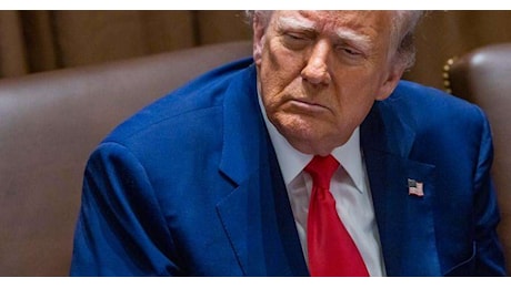 Trump attacca Zelensky e Biden: Hanno permesso la guerra, ma critica anche Putin Trump attacca Zelensky e Biden: Hanno permesso la guerra, ma critica anche Putin