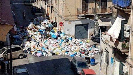 Palermo invasa dai rifiuti, situazione sempre più difficile in diverse zone della città