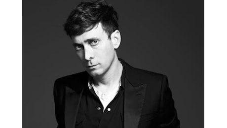 Chi è Hedi Slimane. L’ex direttore creativo di Celine che ha ridefinito gli uomini