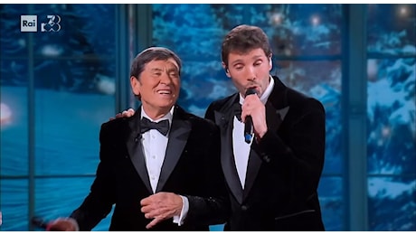 Gianni Morandi e Stefano De Martino, duetto inedito a La Cena di Natale. Antonella Clerici li spiazza: «Le palle volete darle a me?»