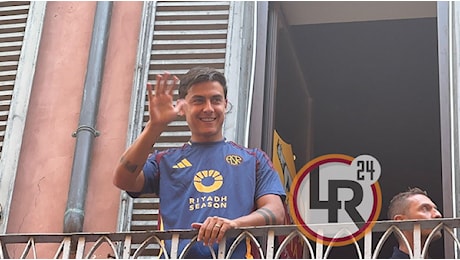 LIVE - Dybala al Roma Store di via del Corso: l'argentino saluta i circa 500 tifosi presenti. Cori per la Joya (FOTO E VIDEO)