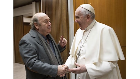 «Il sorriso diffonde la pace». Il Papa incontra i comici prima di volare in Puglia