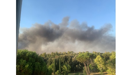 Incendio a Ponte Mammolo: densa colonna di fumo nel Quartiere, sentite anche alcune esplosioni