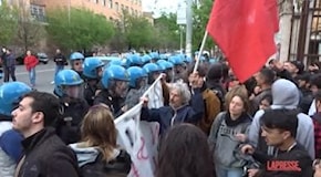 Sapienza, il video degli scontri tra studenti e polizia
