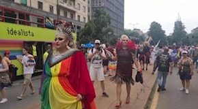 Anche una Matrona romana al Pride di Milano con un lungo abito arcobaleno