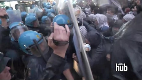 Scontri tra polizia e manifestanti a Napoli durante il corteo contro il G7