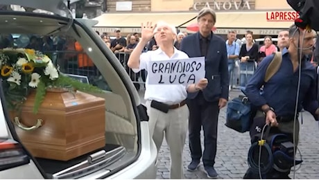 VIDEO Funerali Luca Giurato, applausi all'arrivo del feretro alla Chiesa degli Artisti