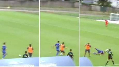 Gli avversari lanciati verso il gol: l'allenatore entra in campo e stende l'attaccante