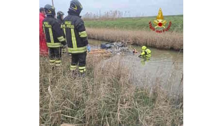 Muore a 38 anni sulla FiPiLi, auto vola dal cavalcavia e finisce nell'acqua