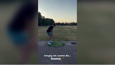 Jannik Sinner sul campo da golf: più risate che buche