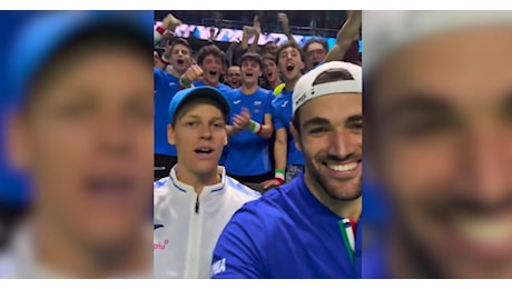 Coppa Davis, Berrettini esulta coi tifosi italiani dopo la vittoria: la reazione impacciata di Sinner