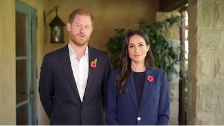 Harry e Meghan, la nuova foto dei figli Archie e Lilibet nella cartolina di Natale