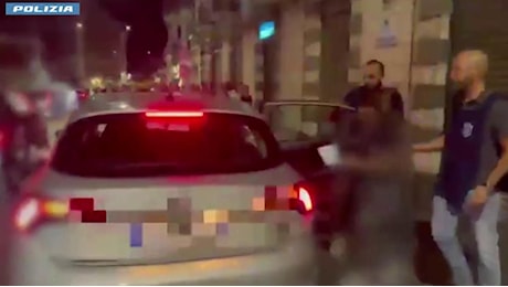 Catania, lite per il fidanzatino conteso: un video mostra la donna mentre acquista la benzina