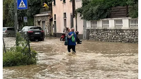 Maltempo, danni e allagamenti: oltre 100 interventi dei vigili del fuoco