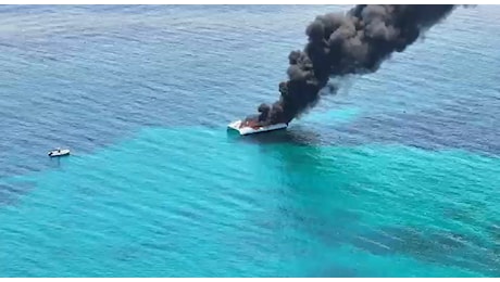 Sardegna, catamarano esplode e prende fuoco: colonna di fumo nero e paura tra i bagnanti