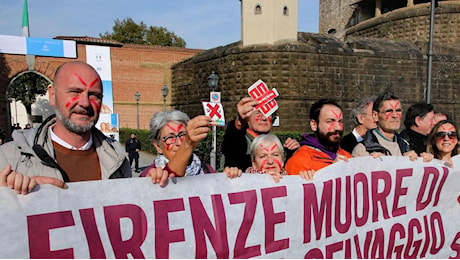 Il blitz dei residenti. Cinquecento adesivi contro gli affitti brevi: Salviamo Firenze