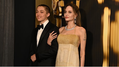 Angelina Jolie sul red carpet con il figlio Knox, somigliante a Brad in modo impressionante