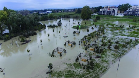 Nuova ondata di maltempo, Bologna finisce sott'acqua. Un morto e tremila sfollati