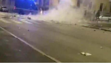 Milano, notte di tensione al Corvetto dopo la morte di Ramy: roghi e scontri con la polizia