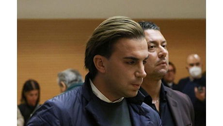 Giacomo Bozzoli, la fuga in Maserati del condannato per l'omicidio dello zio: «È in un paese al confine con l'Italia»