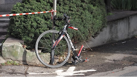 Bologna, ciclista muore investito dal camion di rifiuti