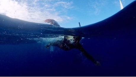 Nuotatrice recuperata a 80 chilometri dalla costa nel Mar del Giappone dopo 36 ore in mare