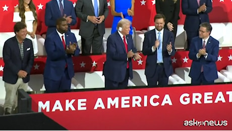 Donald Trump con un vistoso cerotto alla convention repubblicana. E il pubblico lo acclama