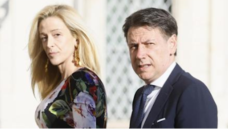 Olivia Paladino, la compagna di Conte alle prese con i 29 milioni di debiti di famiglia e il faldone di tasse non pagate