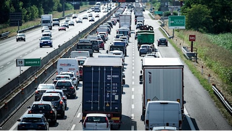 Due tamponamenti, otto auto coinvolte. Secondo giorno di esodo: delirio traffico in autostrada