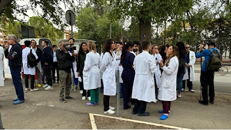 Medici aggrediti a Foggia, in 150 alla manifestazione. «Siamo al servizio della gente ma vogliamo lavorare in sicurezza»