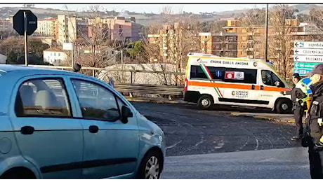 Macchina contro una colonna del gas, massima allerta a Torrette: «Non uscite di casa e chiudete le finestre»