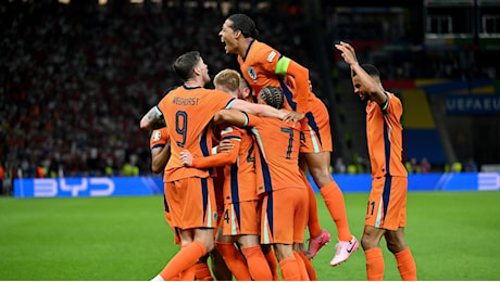Olanda-Turchia 2-1, de Vrij e Gakpo ribaltano il vantaggio di Akaydin: Oranje in semifinale, Montella eliminato
