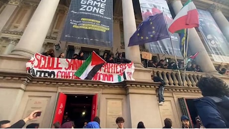 Torino, i manifestanti espongono la bandiera palestinese sulla Mole Antonelliana