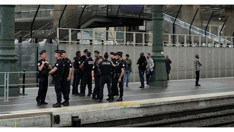 Gli ordigni, la talpa: cosa sappiamo sull'attacco ai treni in Francia