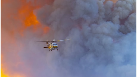 Incendio a Malibù sulla costa di Los Angeles in California, almeno 18mila evacuati: vento fortissimo, il video