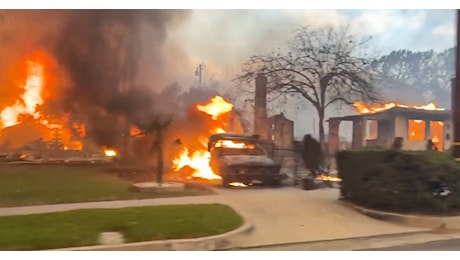 Inferno di fuoco a Los Angeles, il video dall’auto tra le strade divorate dalle fiamme