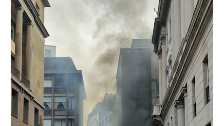 Milano, incendio in corso Vittorio Emanuele: evacuati i negozi