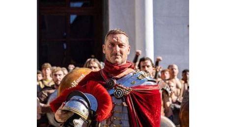 Totti diventa 'Il Gladiatore': è show al Lucca Comics. Poi si affaccia dal balcone