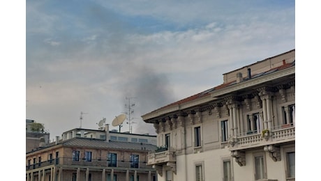 MILANO: FUMO DA SOTTERRANEO IN CORSO VITTORIO EMANUELE, SUL POSTO VVF