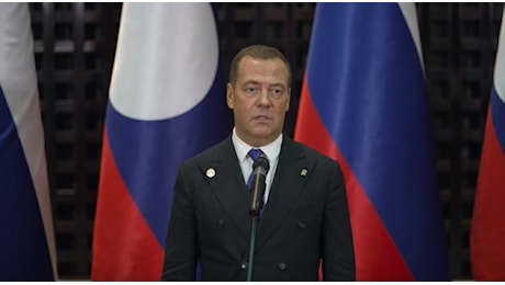 Medvedev minaccia i giornalisti del Times: “Siete legittimi obiettivi militari, state attenti”