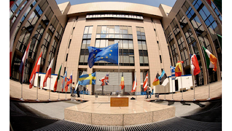 Dazi: commissione UE stila lista di contro dazi. Oggi UK annuncerà un accordo commerciale con USA