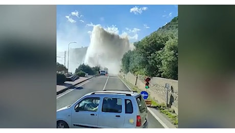 Sicilia, durante i lavori per la ferrovia è stato bucato l’acquedotto che rifornisce Messina: e sulla statale si crea un geyser