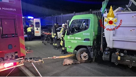 Milano, morto sul lavoro un operaio dell’Amsa: il 52enne schiacciato tra il camion e un’auto