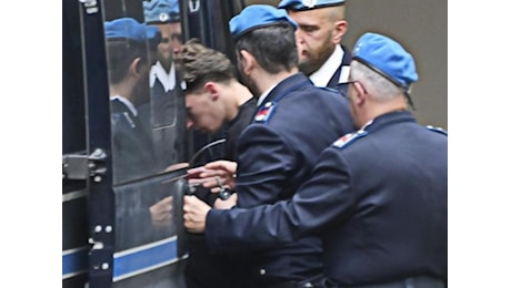 Omicidio Claris, il gip: «La madre nascose i coltelli, lui si armò per farsi giustizia»