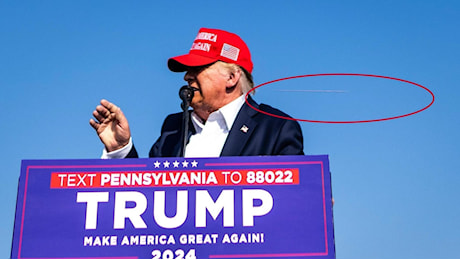Le tre fotografie diventate già simbolo dell’attentato a Trump: la scia del proiettile, la caduta, il pugno in alto