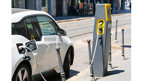 Auto elettriche, produttori già disperati per il 2025: colpa delle nuove regole sulle emissioni