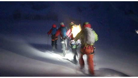 Gran Sasso, due escursionisti dispersi a 2.700 metri: notte al gelo, si teme per la loro vita. Soccorsi critici per il maltempo