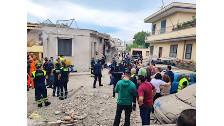 Fuga di gas, crolla la casa. Morti due bimbi e la madre