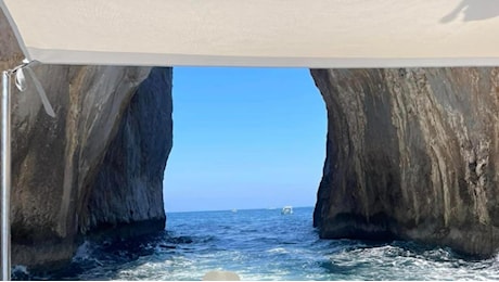 Capri, consigliere posta foto in barca tra i Faraglioni (ma è vietato): «C'ho girato intorno, la scia inganna»