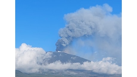 Etna in eruzione: intenso parossismo in atto, esplosioni e boati